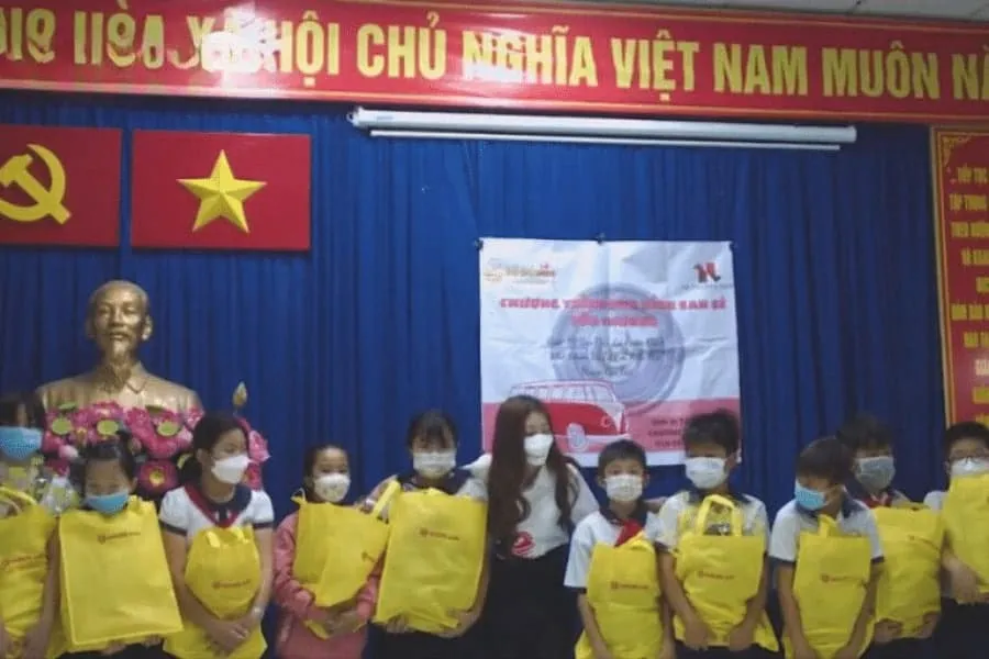 tặng quà cho các em nhỏ tại cần giờ